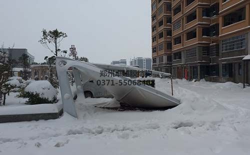 因積雪導(dǎo)致破壞的膜結(jié)構(gòu)車棚